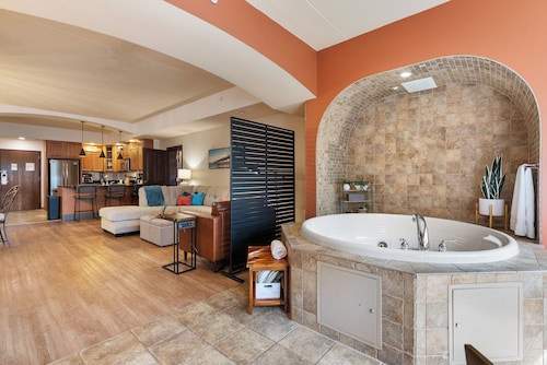 The Villa - 3BR Escape for 14 w/ Private Whirlpool & Pet-Friendly