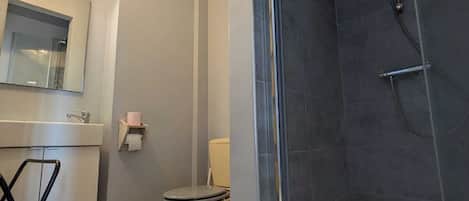 Douche, sèche-cheveux, serviettes fournies, savon