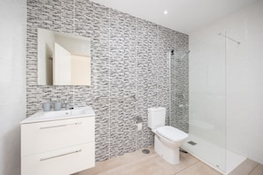 Shower, hair dryer, towels - Villa Janubio - Three Bedroom Villa, Sleeps 7 (Playa Blanca)