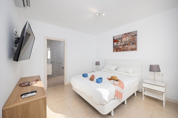 3 bedrooms, iron/ironing board, WiFi, bed sheets - Villa Janubio - Three Bedroom Villa, Sleeps 7 (Playa Blanca)