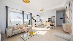 Un appartement moderne comprenant un salon, un coin repas et une cuisine.