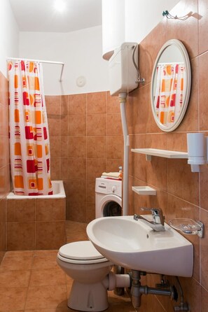 Departamento (Apartment Tranquilo- Two Bedroom Apar) | Baño | Tina y toallas 