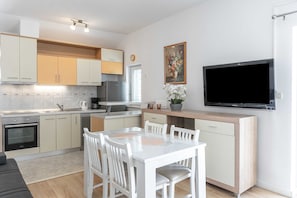 Huoneisto (One Bedroom Apartment with Balcony an) | Yksityinen keittiö | Jääkaappi