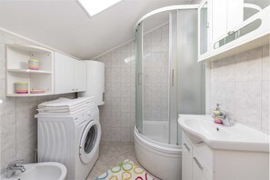 Apartment (One Bedroom Apartment with Balcony an) | Bathroom