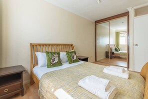 4 slaapkamers, een strijkplank/strijkijzer, gratis wifi, beddengoed