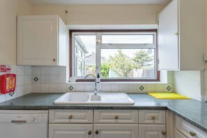 Een koelkast, een magnetron, een oven, een vaatwasser