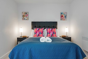 1 quarto, ferros/tábuas de passar roupa, roupa de cama