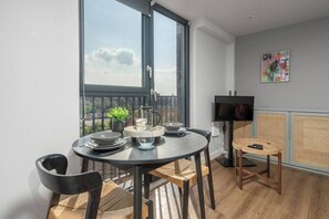 Dining - Chavasse Apartments, 1 Bed Studio, Parking - Pass the Keys (Liverpool)