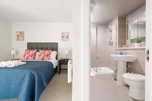 Shower, hair dryer, towels - Chavasse Apartments, 1 Bed Studio, Parking - Pass the Keys (Liverpool)
