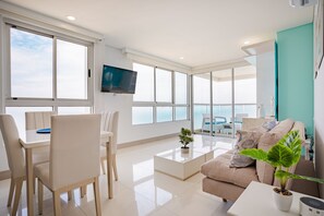 Apartment | Living area | TV - U-GO Palmetto Beach - Lujo Frente al Mar (Cartagena)
