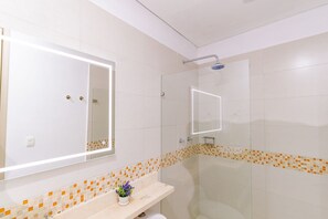 Apartment (GP02I) | Badezimmer | Handtücher, Shampoo, Toilettenpapier