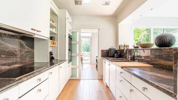 Een koelkast, een microgolfoven, een oven, een kookplaat