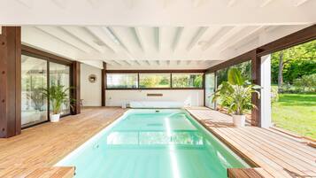 Een binnenzwembad en een verwarmd zwembad