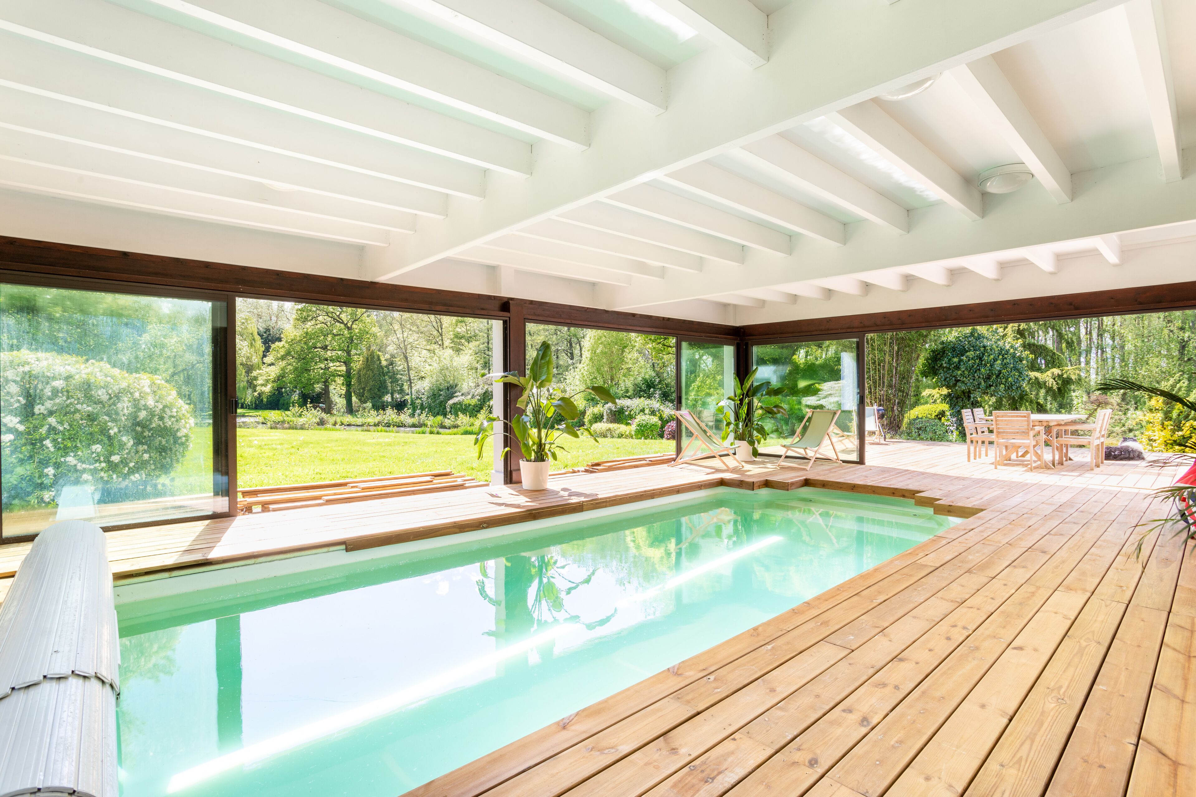 Een binnenzwembad en een verwarmd zwembad