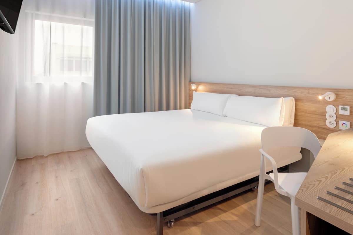 In-room safe, WiFi (free)