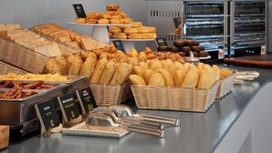 A buffet with various food items including bread, pastries, and meats. - B&B Hotel Porto Gaia (Vila Nova de Gaia)