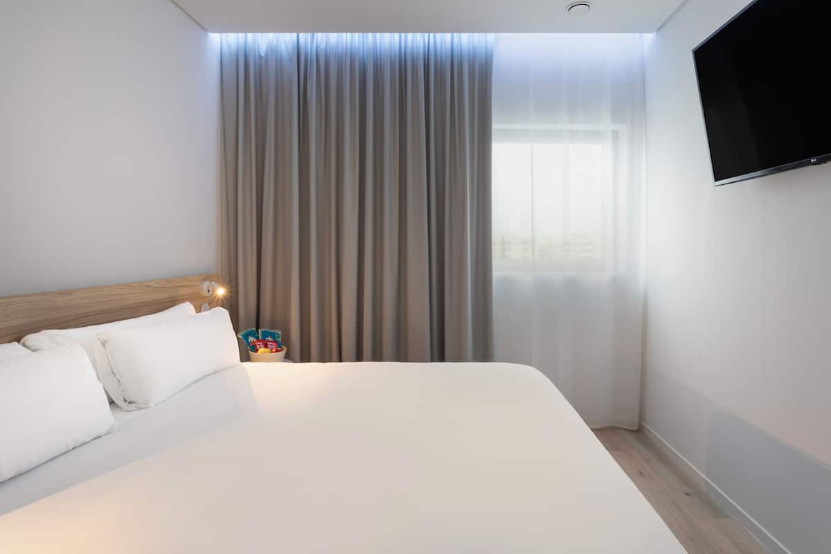 In-room safe, WiFi (free)