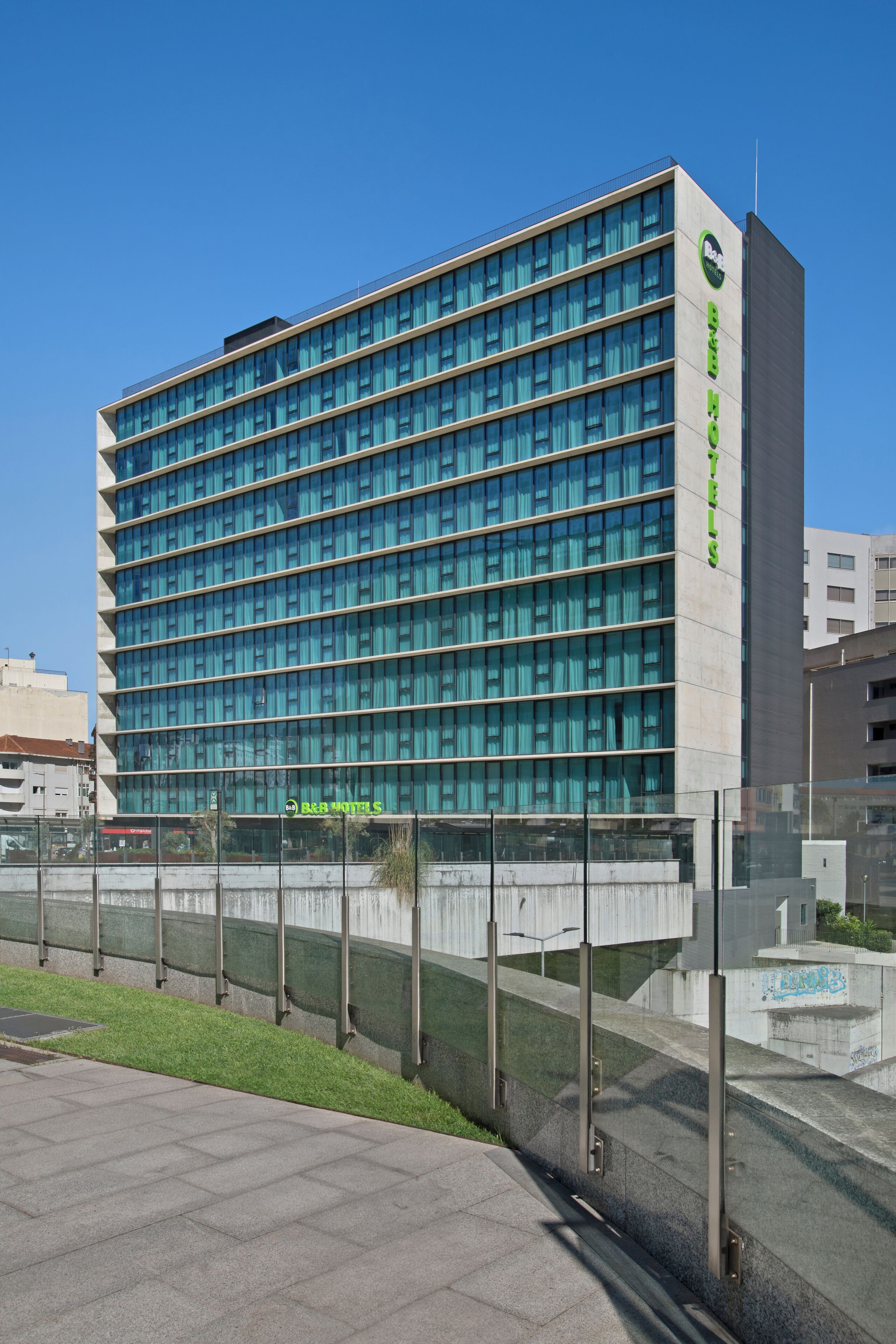 Vista frontal de la propiedad