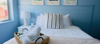 The Cocktail Cabin! 2 Miles to Cedar Point