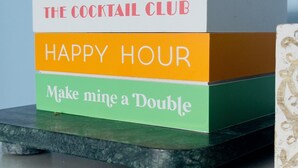 Une pile de boîtes colorées, chacune portant un texte.