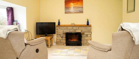 Una televisión, una chimenea