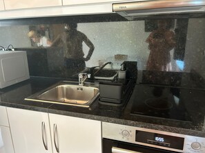 Fridge, microwave, oven, stovetop - Chalet do Soajo - PNP Gerês (Soajo, Arcos de Valdevez)