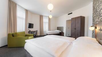 Standard-herbergi fyrir fjóra | Öryggishólf í herbergi, myrkratjöld/-gardínur