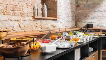 Morgunverðarhlaðborð daglega (10 EUR á mann)