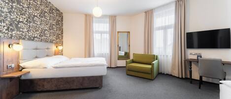 Firemannsrom – standard | Safe på rommet, blendingsgardiner og wi-fi (inkludert)