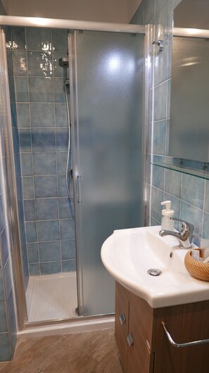 Douche, sèche-cheveux, bidet, serviettes fournies