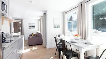 Een koelkast, een microgolfoven, een kookplaat