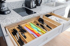 Kühlschrank, Mikrowelle, Herdplatte, Wasserkocher mit Kaffee-/Teezubehör