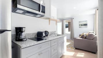 Geladeira, micro-ondas, cooktop, cafeteira/chaleira