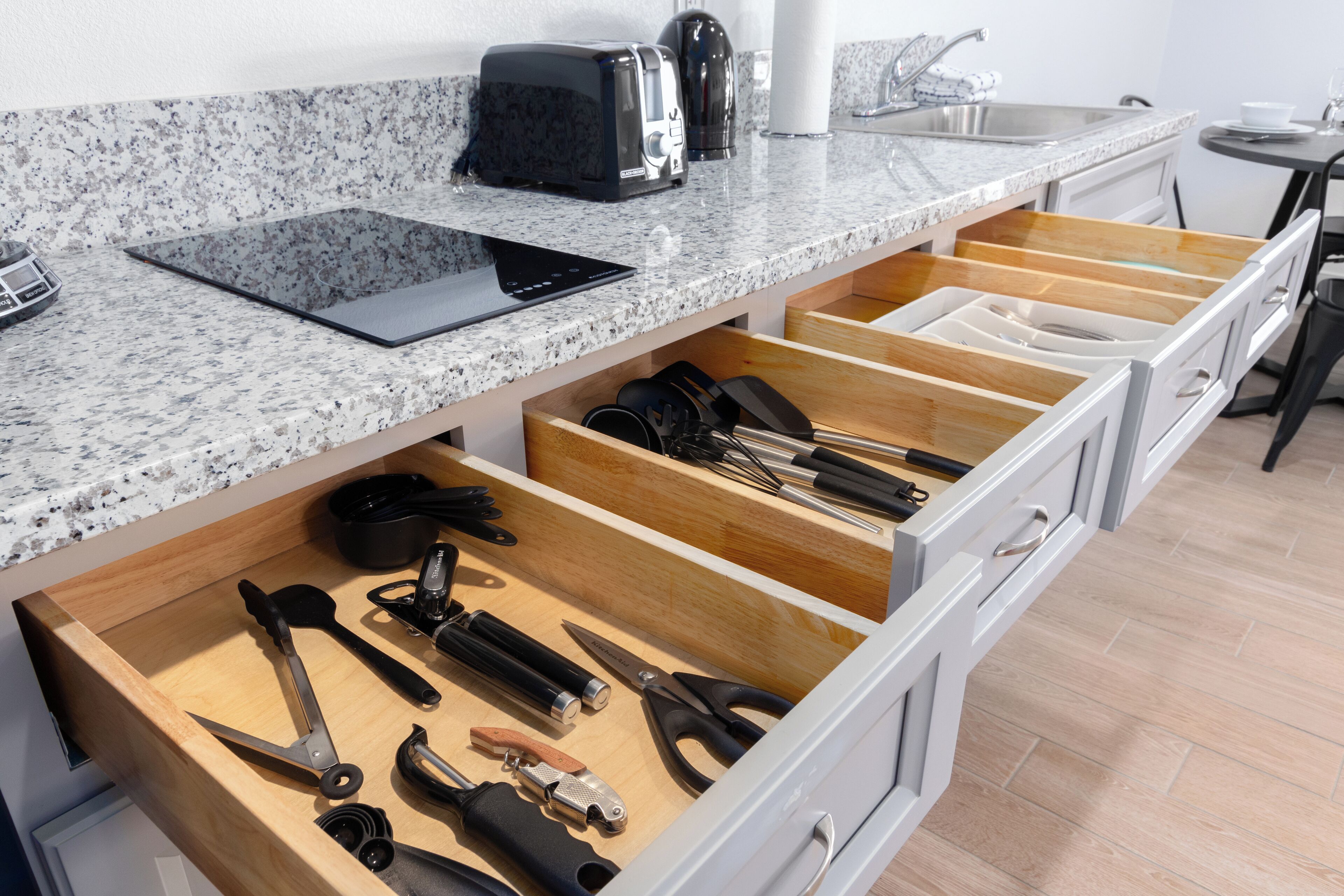 Kjøleskap, mikrobølgeovn, kokeplater og kaffetrakter/tekoker