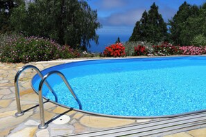 Una piscina al aire libre, una piscina climatizada