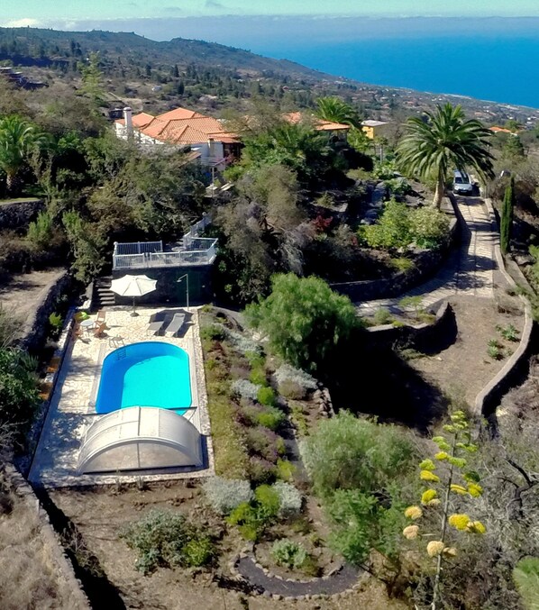Una piscina al aire libre, una piscina climatizada