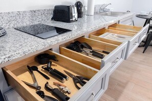 Kühlschrank, Mikrowelle, Herdplatte, Wasserkocher mit Kaffee-/Teezubehör