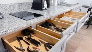 Eine Küche mit Granitarbeitsplatte, einem Toaster, einer Kaffeemaschine und einem Tablet.