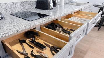 Kjøleskap, mikrobølgeovn, kokeplater og kaffetrakter/tekoker