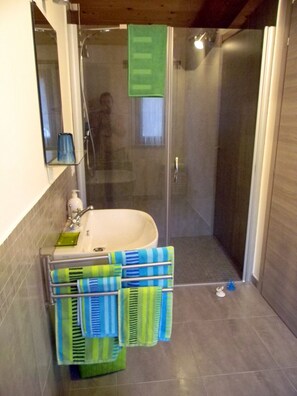 Apartamento, vista para o jardim | Banheiro | Secador de cabelo, toalhas de banho, sabonete, shampoo