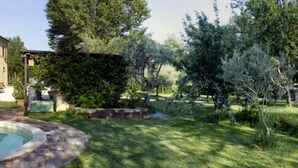 A stone house with a swimming pool and a garden. - Casa il Girasole con piscina  (Macerata)