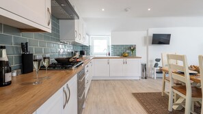 Fridge, microwave, dishwasher, coffee/tea maker - The Garden House in St Ives (St Ives)