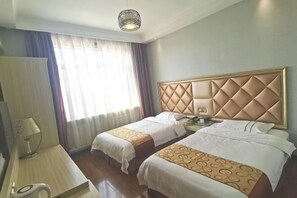 A hotel room with two beds, a desk, a lamp, and a window with curtains. - Home Inn Huayi Hotel (Xinmin Liaohe Street) (Xinmin)