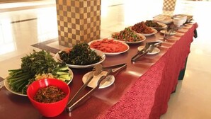 A buffet table with various dishes and utensils. - Home Inn Huayi Hotel (Xinmin Liaohe Street) (Xinmin)