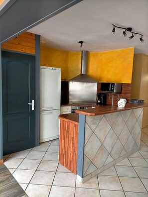 Kjøleskap, mikrobølgeovn, ovn og kokeplater