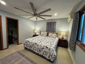 5 bedrooms, desk, iron/ironing board, free WiFi - Welcome to the Brentwood Chalet in The Hideout (Lake Ariel)