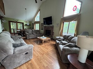 Smart TV, fireplace, ping pong - Welcome to the Brentwood Chalet in The Hideout (Lake Ariel)