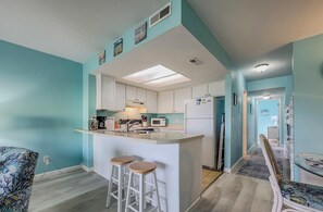 Kühlschrank, Mikrowelle, Herdplatte, Geschirrspüler