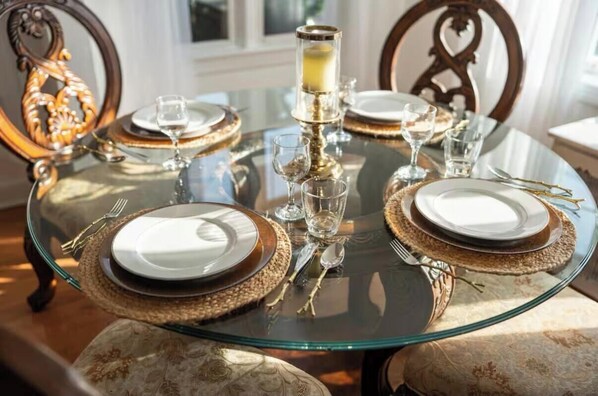 Dining - Beautiful and cozy department. First floor with parking. Pet friendly. (Bayonne)