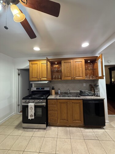 Beautiful and cozy department. First floor with parking. Pet friendly.